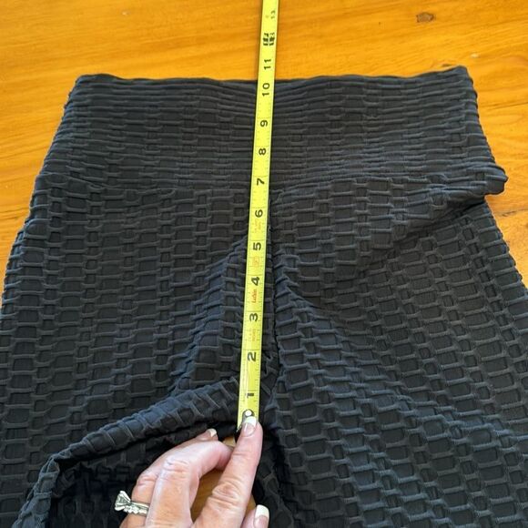 Forever 21 Hunnycomb Knit Scrunch Butt Leggings in BLACK - Picture 10 of 11